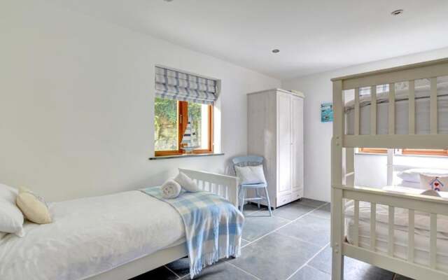 Bright Holiday Home in Saint Kew With Fireplace