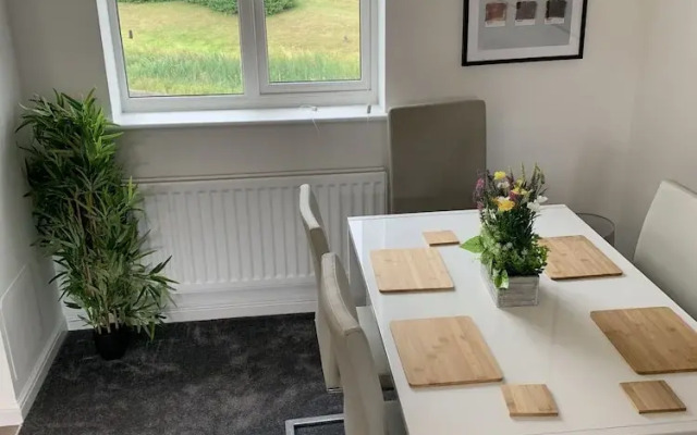 The coach house views netflix sleeps 5