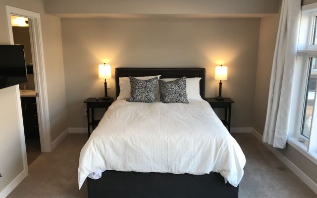 Upscale Lake View Town Home