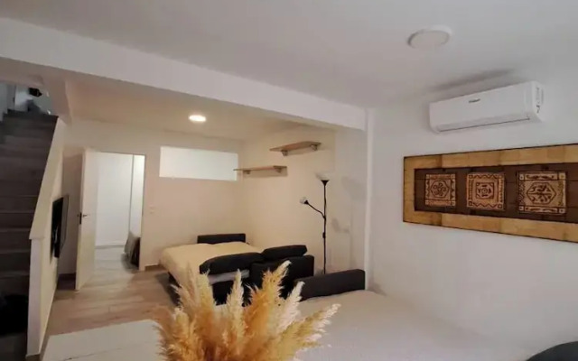 Cozy Apartment up to 6 Persons 3 min to Metro