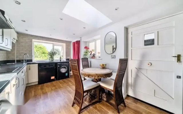 4 Bed-2 Bath-bar-pool Table-library- Xmas Venue