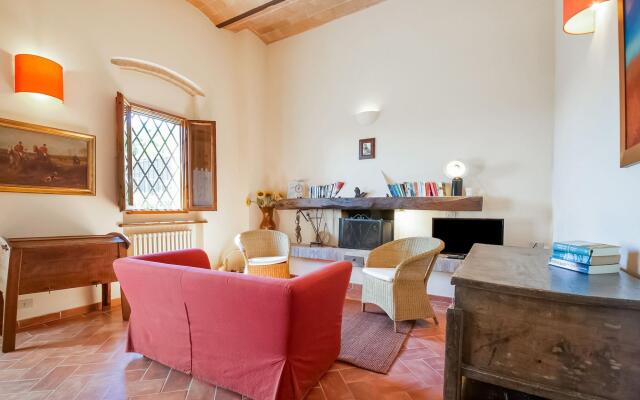 Boutique Cottage in Poggibonsi with Pool