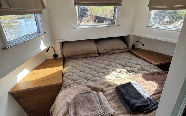 Unique 2 Bed Waterside Retreat, Pet Friendly