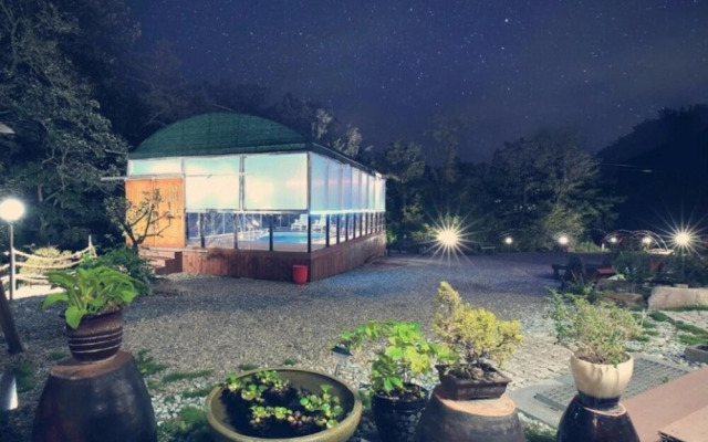 Gyeongju Gaewoolga Poolvilla
