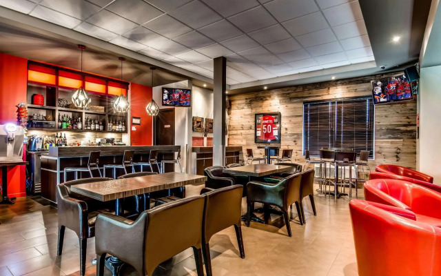 Econo Lodge Inn & Suites