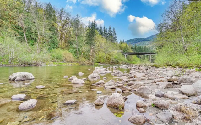 Riverfront Skykomish Cabin w/ Private Hot Tub!