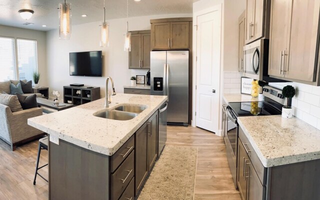 Stargazer Luxury Condo, Rooftop Views, Private Hot Tub