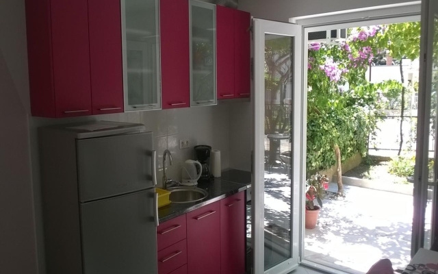 Apartment Tom - 500 m from sea: A1 Omis, Riviera Omis