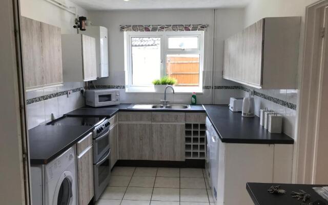 The Conifers - lovely family home in Witney