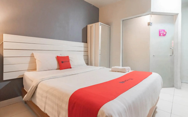 RedDoorz Plus near Asia Afrika 3