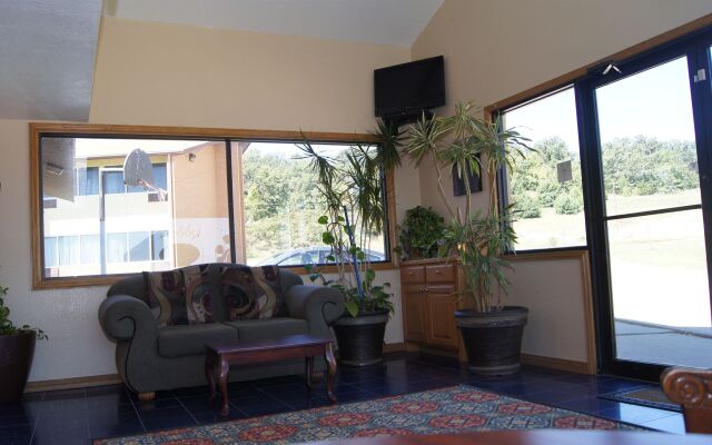 Holiday Lodge & Suites