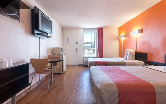 Motel 6 Newnan, GA
