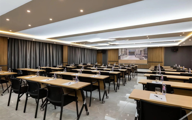Orange Hotel  (Shanghai Hongqiao Railway Station Store)