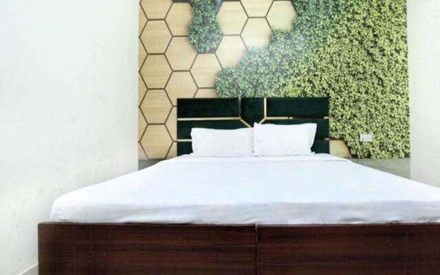 Oyo 92531 Hotel Golden Crown
