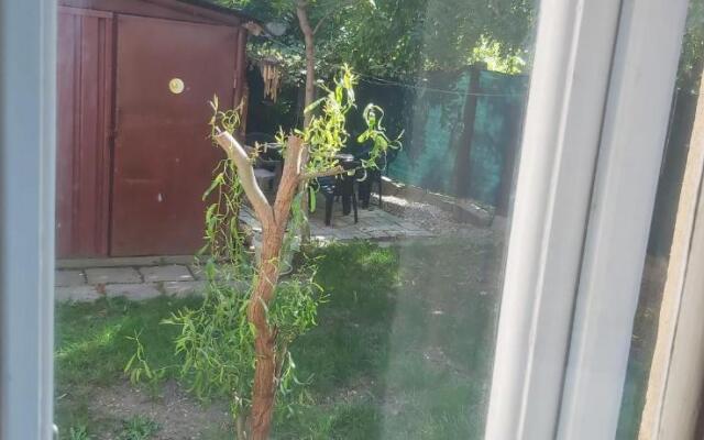 Family 4 rooms apartment in house with garden