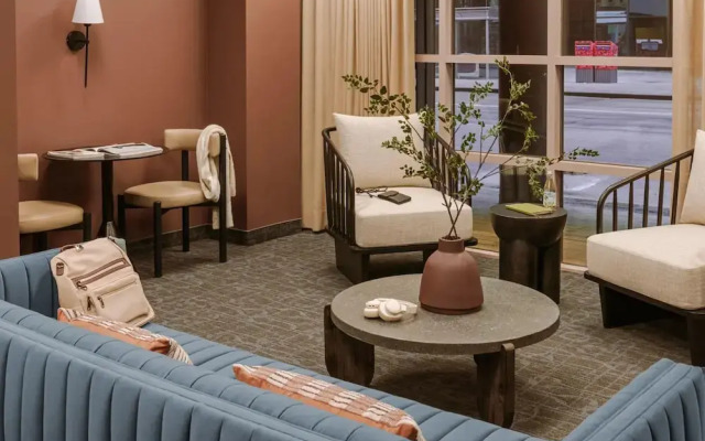 Arlo, BW Signature Collection