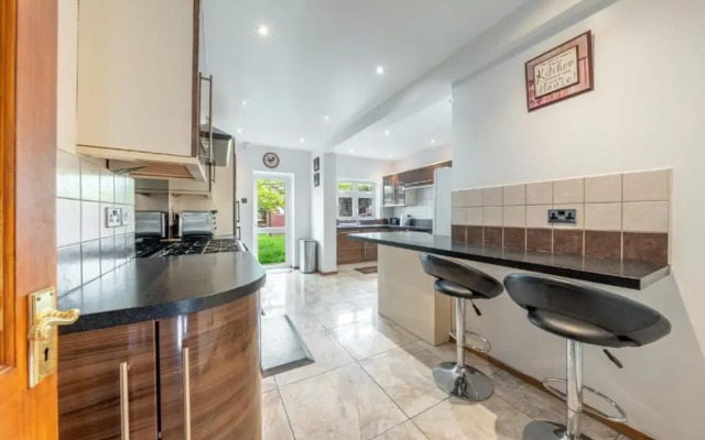 Tranquil and Lovely 5 bed House in Barnet