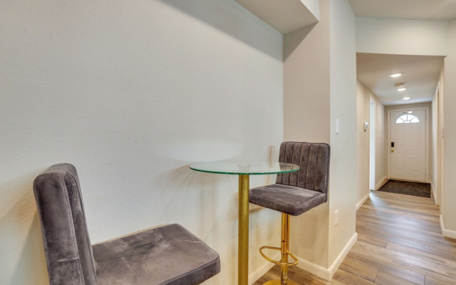 Sleek & Central! Houston Stay Near Med Center
