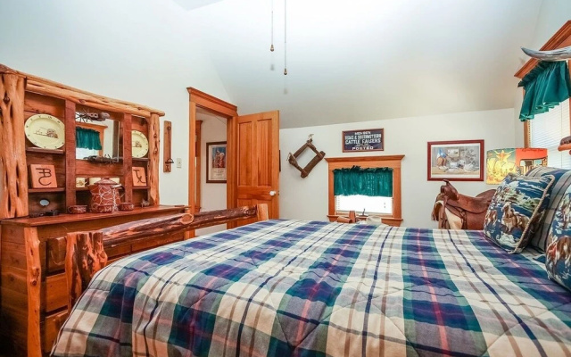 Texana Guesthouse 3 Bedroom Home by Redawning