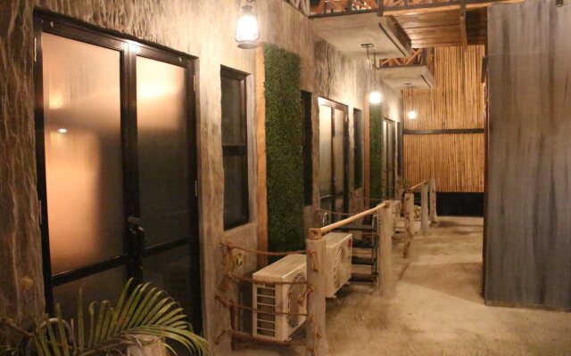 The Cavern Pod Hotel & Specialty Café - Hostel