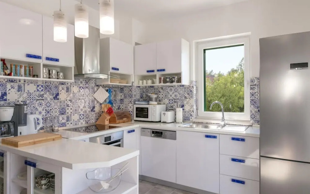 Charming Villa With Pool ,140m From the sea