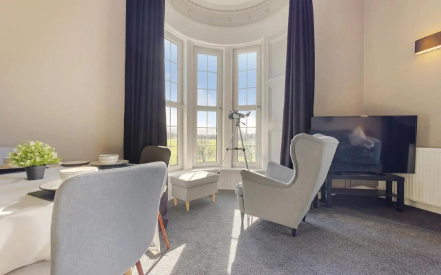 Beautiful 2 to 3 bed apartment with stunning views!