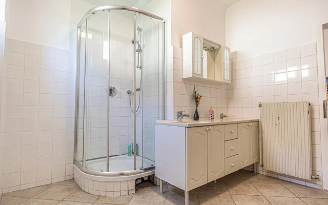 Cozy 3BR Apt with Garden Sleeps 10