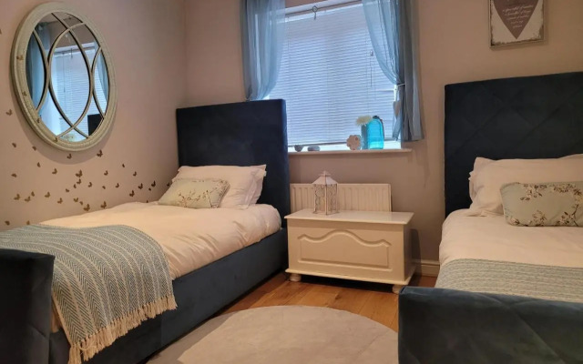 Three Bedroom Apartment by Beautiful Park
