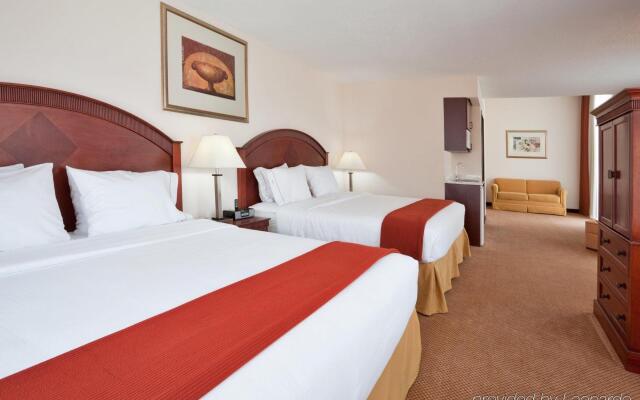 Holiday Inn Express & Suites Detroit - Farmington Hills, an IHG Hotel