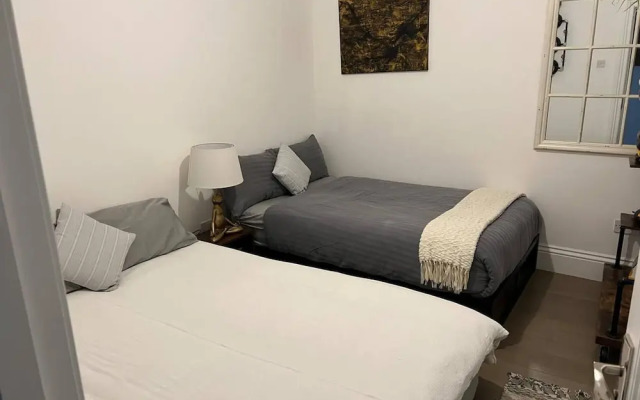 Modern and Spacious 2 Bedroom Flat Near Shoreditch