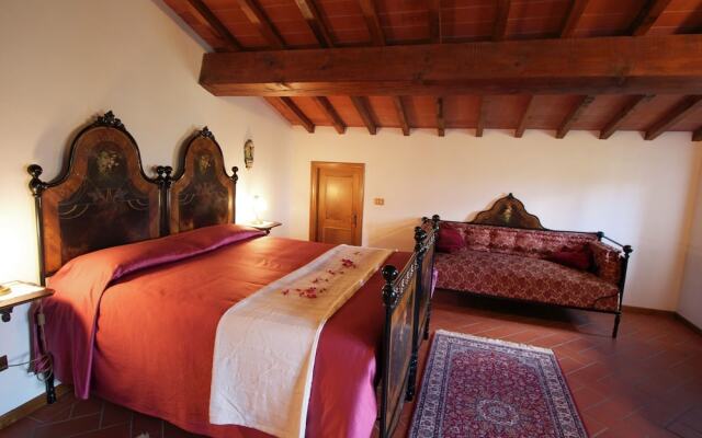 Authentic Farmhouse with Pool, Hot Tub, Playground, Garden
