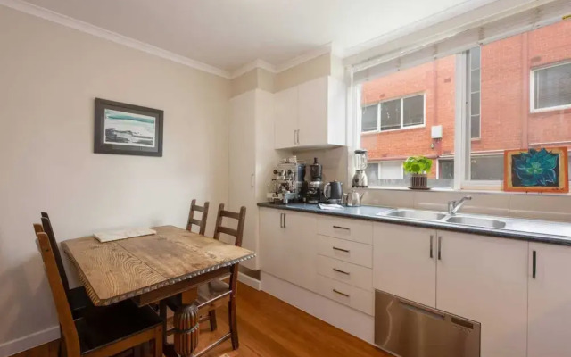 Light 2 Bedroom Apartment in Elwood With Balcony