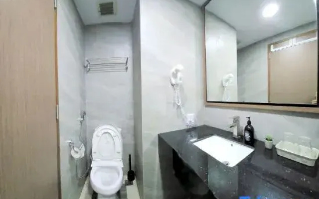 Near Ferry Terminal. COZY 02 Bedroom Condo. HarbourBay Residences.