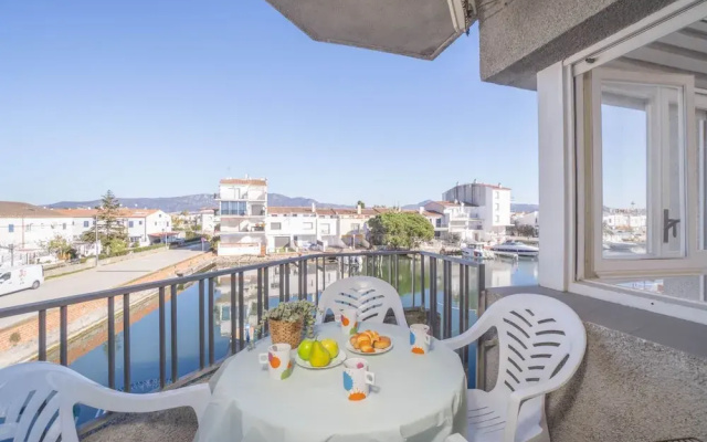 Apartment in Empuriabrava With Canal View