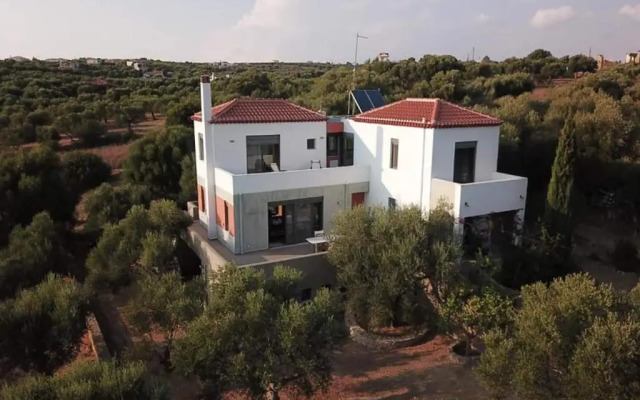 LIOFYTO - Stylish Villa with views to Foinikounda bay downstairs studio