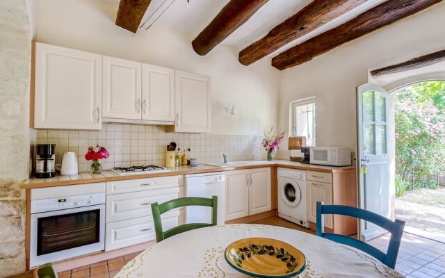 Quaint Holiday Home in Rustrel With Swimming Pool