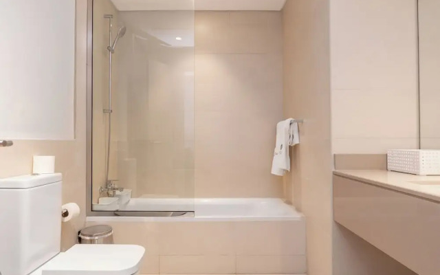 Bloomfields Luxurious 2Br Water Edge