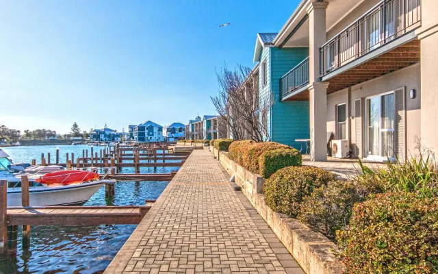 Waters Edge Apartment with Jetty