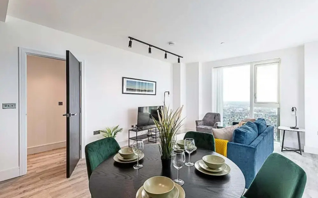 Modern Sky-High Flat In North Acton