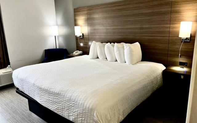 Marco LaGuardia Hotel & Suites