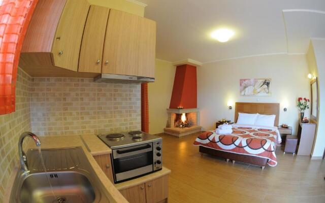 Faros Luxury Suites & Restaurant
