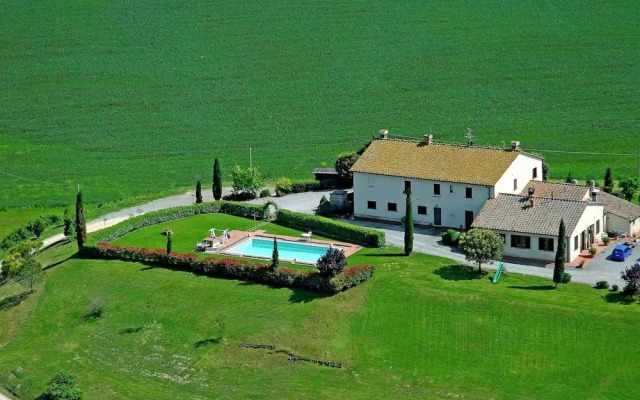 Modern Farmhouse in Pienza With Pool