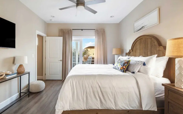 Sleeps 18! Private Pool, Hot Tub, Near Beach Miramar Dream House by Avantstay