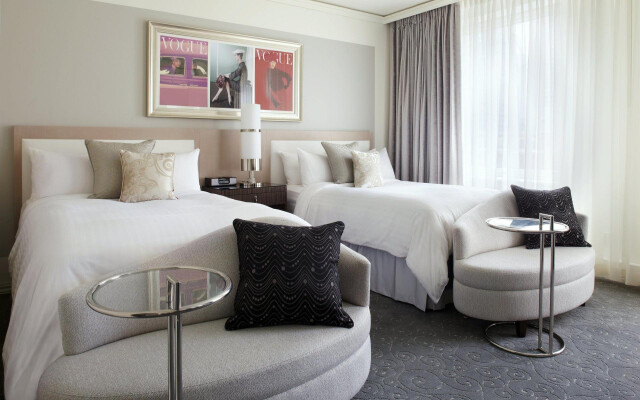 Vogue Hotel Montreal Downtown, Curio Collection by Hilton