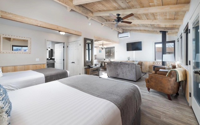 Sky Ranch Lodge