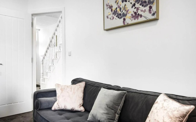 Victoria House by Kasar