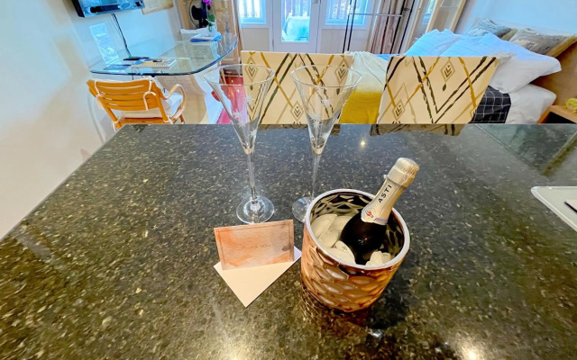 Stunning Studio in the Beaches