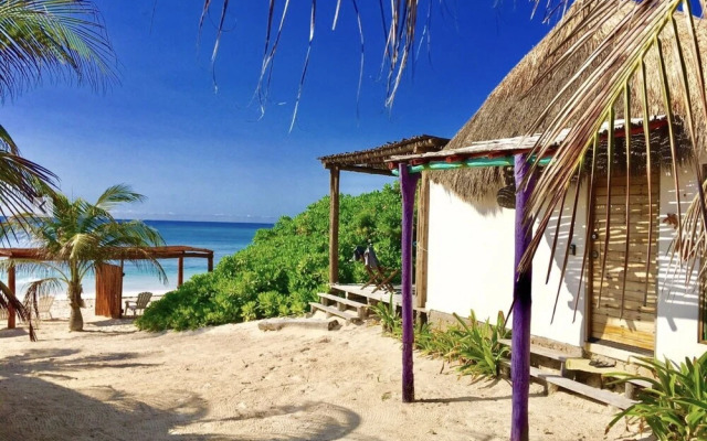 Room in Bungalow - El Secrereto Ocean Front Cabin