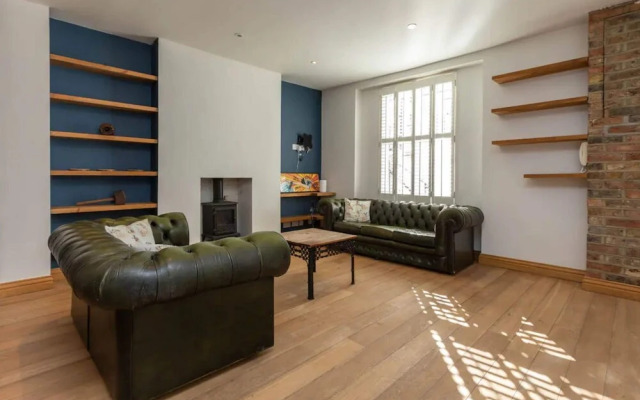 Charming 2 Bedroom House in Angel