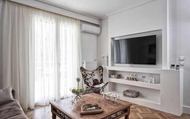 Marvelous n Bright Apartment next to Megaro Mousikis